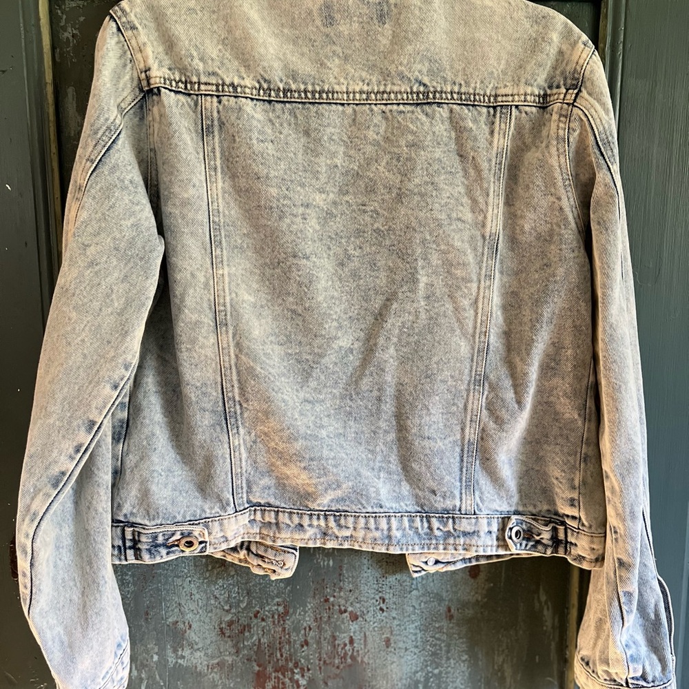 Light denim acid wash denim jacket large